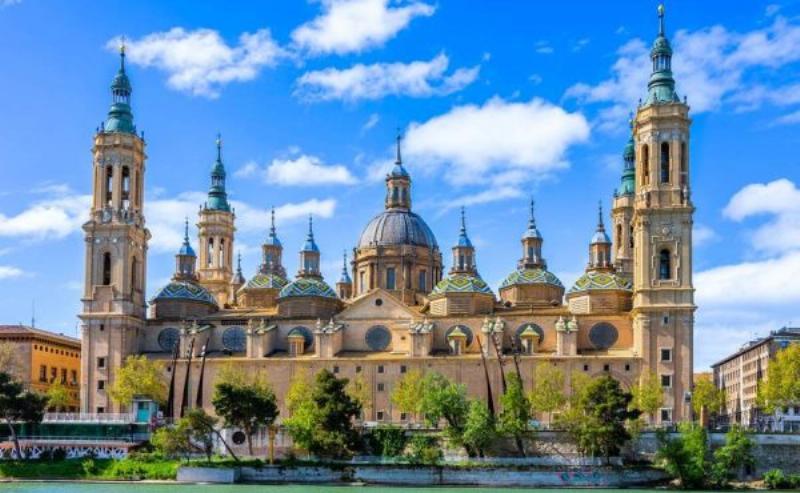 La majestueuse façade de la Cathédrale de Burgos, un exemple splendide de l’architecture gothique espagnole ornée de détails complexes